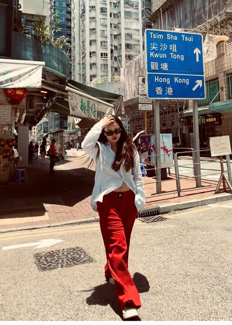 Bà nội U60 đi với con trai toàn bị