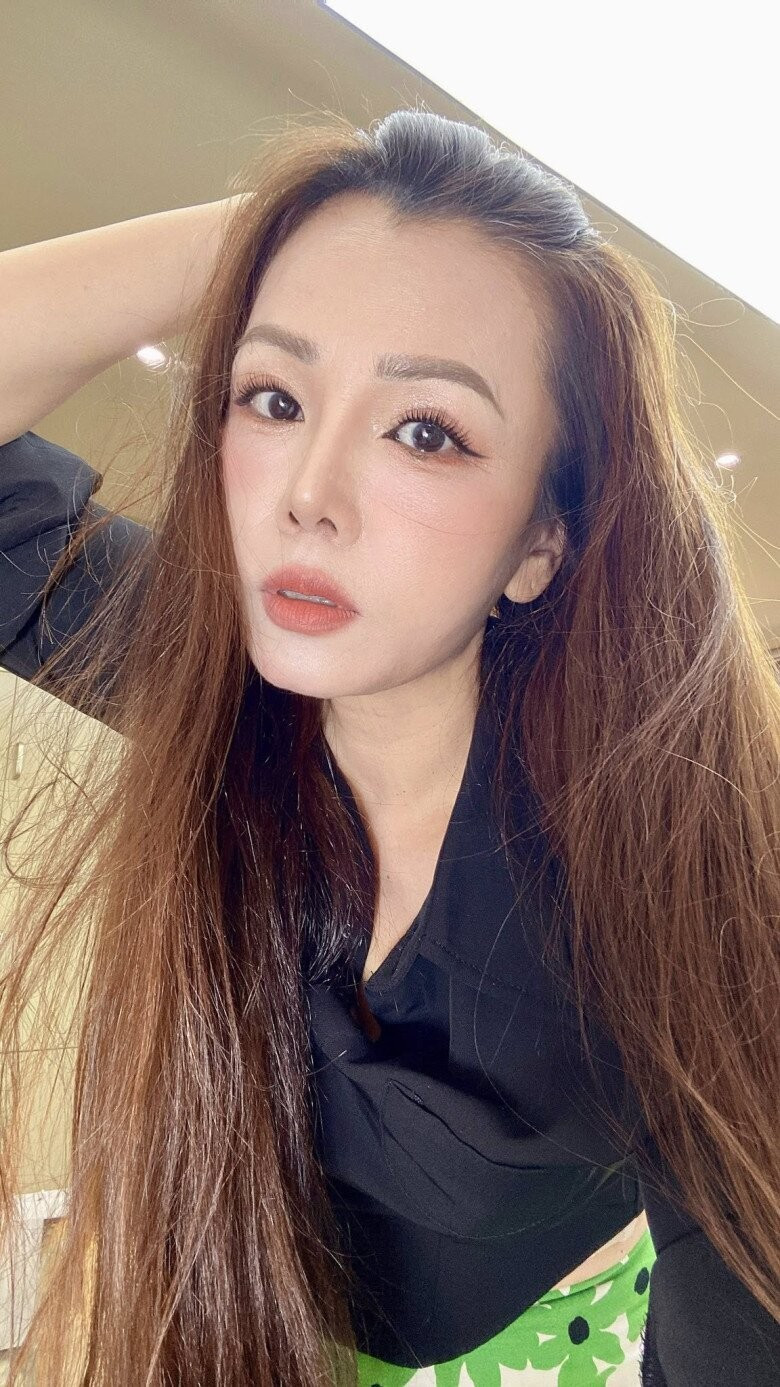 Bà nội U60 đi với con trai toàn bị