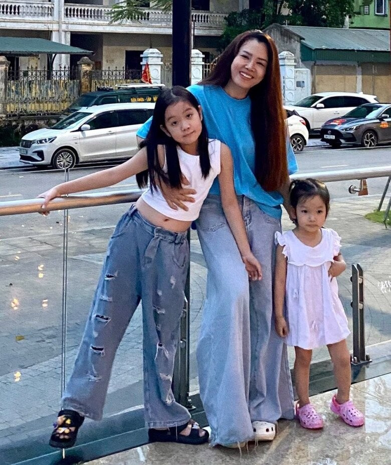 Bà nội U60 đi với con trai toàn bị