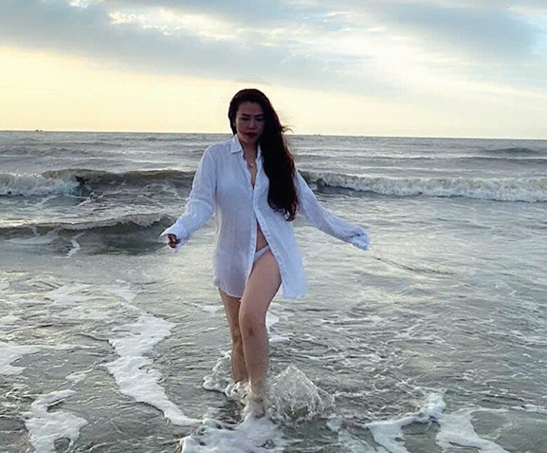 Bà nội U60 đi với con trai toàn bị