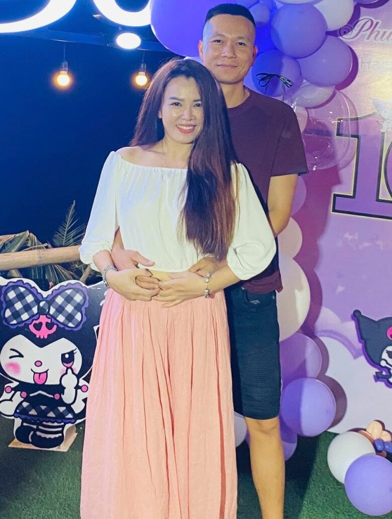 Bà nội U60 đi với con trai toàn bị