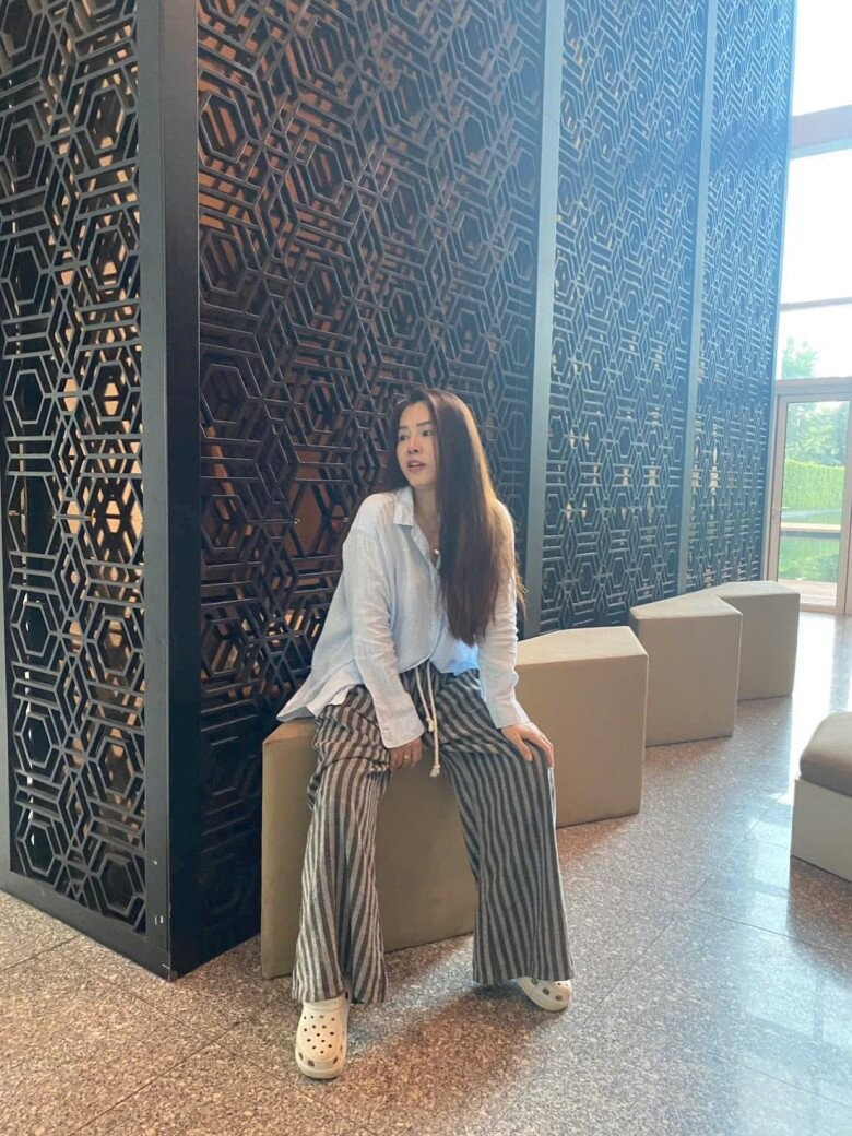 Bà nội U60 đi với con trai toàn bị