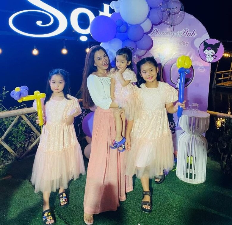 Bà nội U60 đi với con trai toàn bị