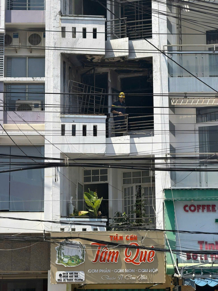 Cảnh sát tiếp cận hiện trường, khống chế đám cháy.