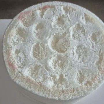 Chiếc bánh kem dâu tây với vẻ ngoài kỳ lạ gây tranh cãi