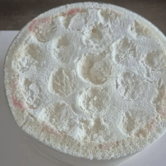 Chiếc bánh kem dâu tây với vẻ ngoài kỳ lạ gây tranh cãi