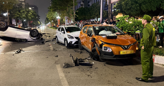 Clip ghi lại tình tiết bất ngờ trong vụ ô tô Lexus tông loạt xe ở Hà Nội