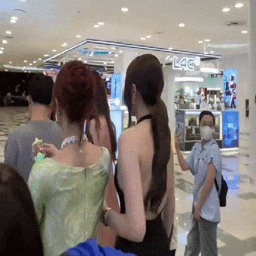 Clip hot: Hoa hậu Việt chắp tay lạy khán giả trên thảm đỏ vì bị ép làm 1 việc xấu hổ vô cùng