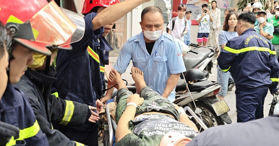 Giải cứu nam thanh niên mắc kẹt trong thang máy chở hàng ở Hà Nội