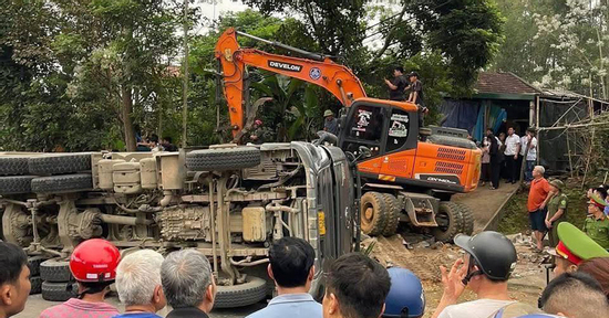 Hiện trường vụ xe đầu kéo đè bẹp ô tô con và xe máy khiến 2 người tử vong