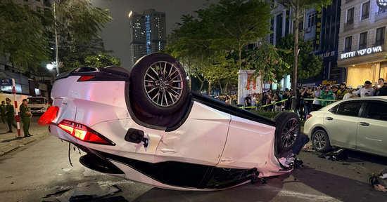 Ô tô Lexus RX350 phi ngược chiều, tông loạt xe khác rồi lật ngửa ở Hà Nội