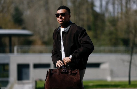 Sốc với gu thời trang tuyển Pháp, hội quân mà ngỡ Paris Fashion Week, Michael Olise 'giật spotlight' với mũ lông độc lạ