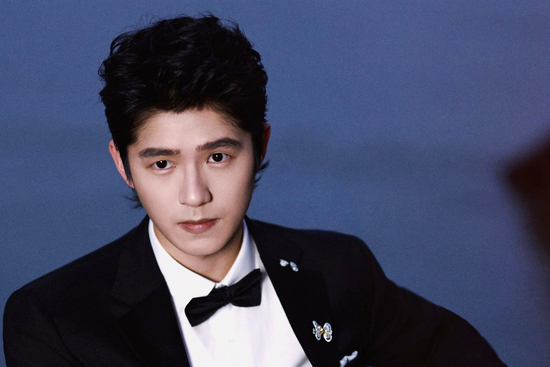 Ba nam diễn viên bị phát hiện tới quán bar 'tay vịn'