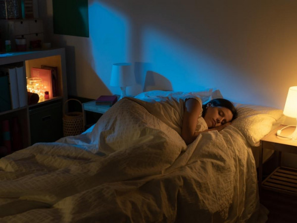 Bật đèn ngủ mỗi đêm, cô gái 20 tuổi tăng lên 100kg: Chuyên gia cảnh báo thói quen nhiều người đang mắc - Ảnh 1.