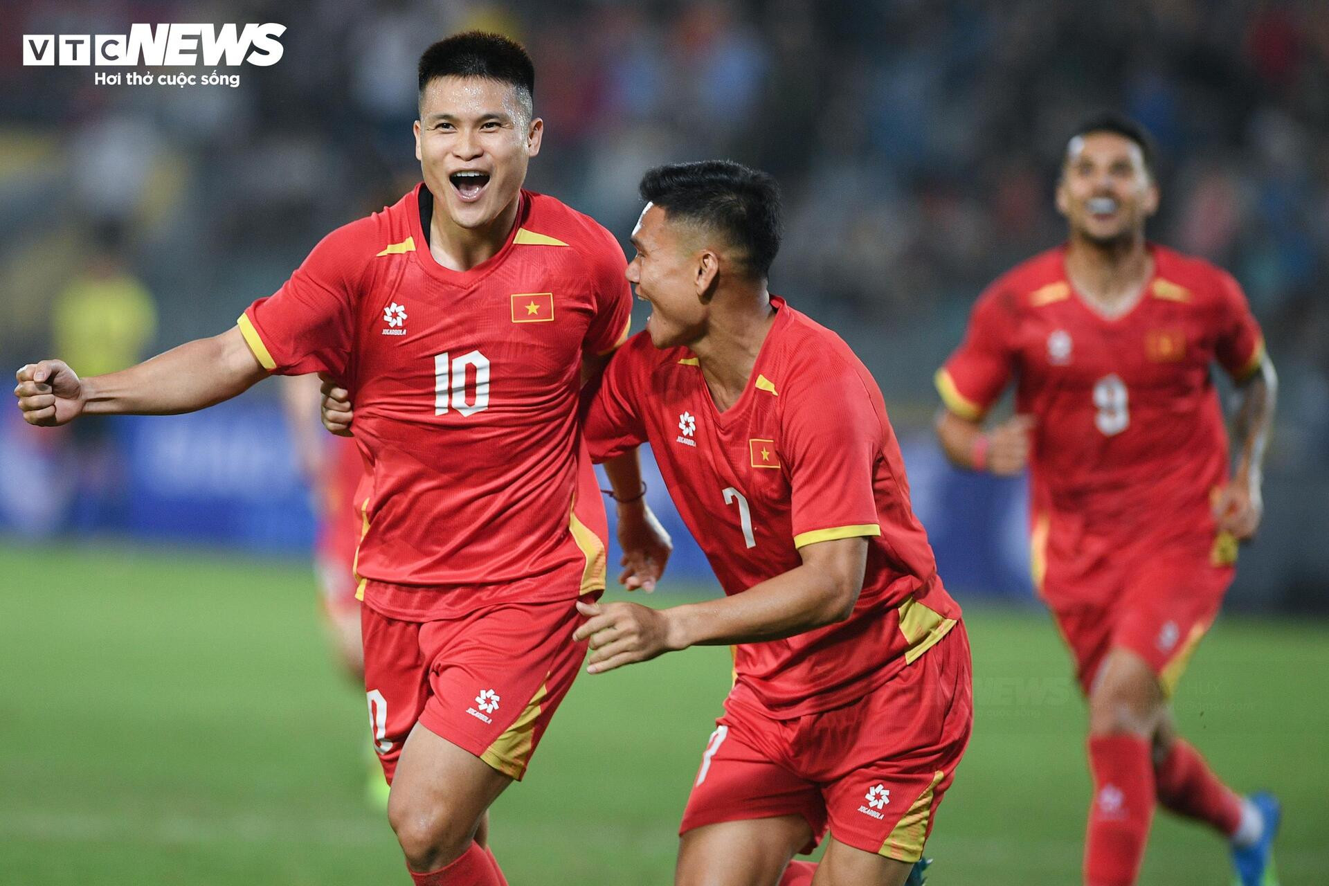 Cận cảnh khoảnh khắc Đoàn Văn Hậu tái xuất ở tuyển Việt Nam sau 3 năm - 10