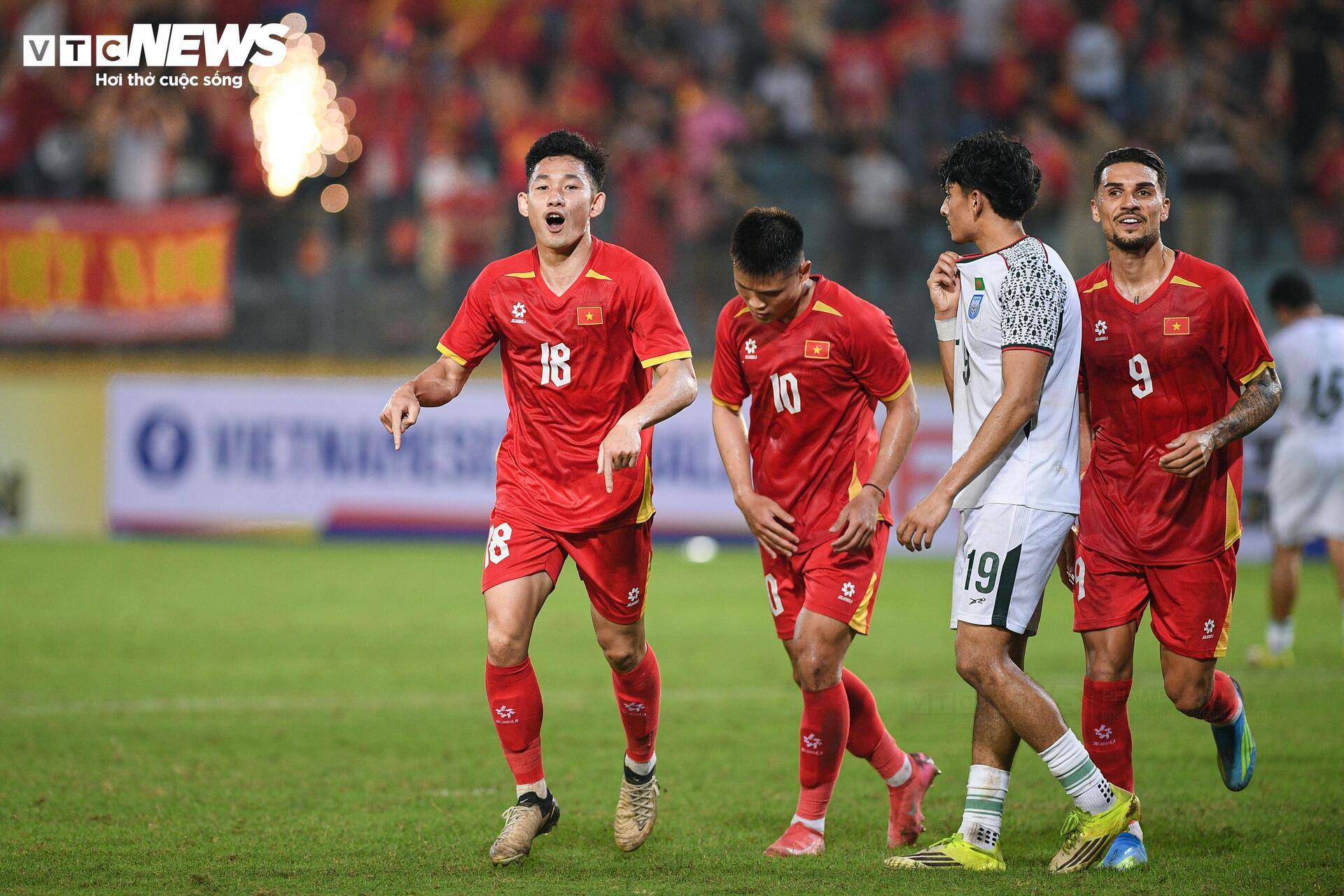 Cận cảnh khoảnh khắc Đoàn Văn Hậu tái xuất ở tuyển Việt Nam sau 3 năm - 1