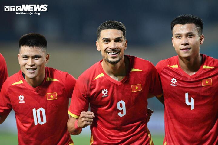 Đỗ Hoàng Hên (số 9) ra mắt đội tuyển Việt Nam.