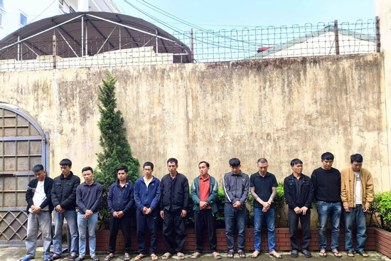 Triệt phá sới bạc trong trại lợn, khởi tố 17 đối tượng