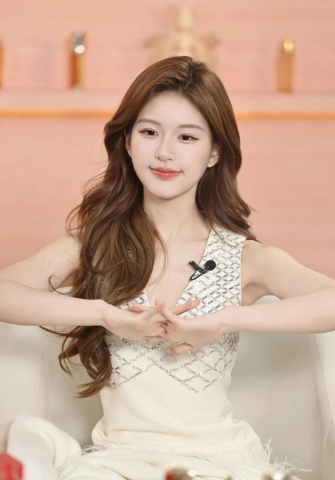 Triệu Lộ Tư tỏ ra bức xúc do lép vế trước Ngu Thư Hân - Ảnh 1