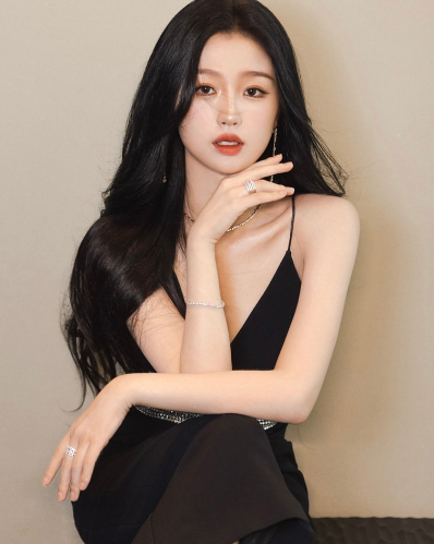 Triệu Lộ Tư tỏ ra bức xúc do lép vế trước Ngu Thư Hân - Ảnh 2