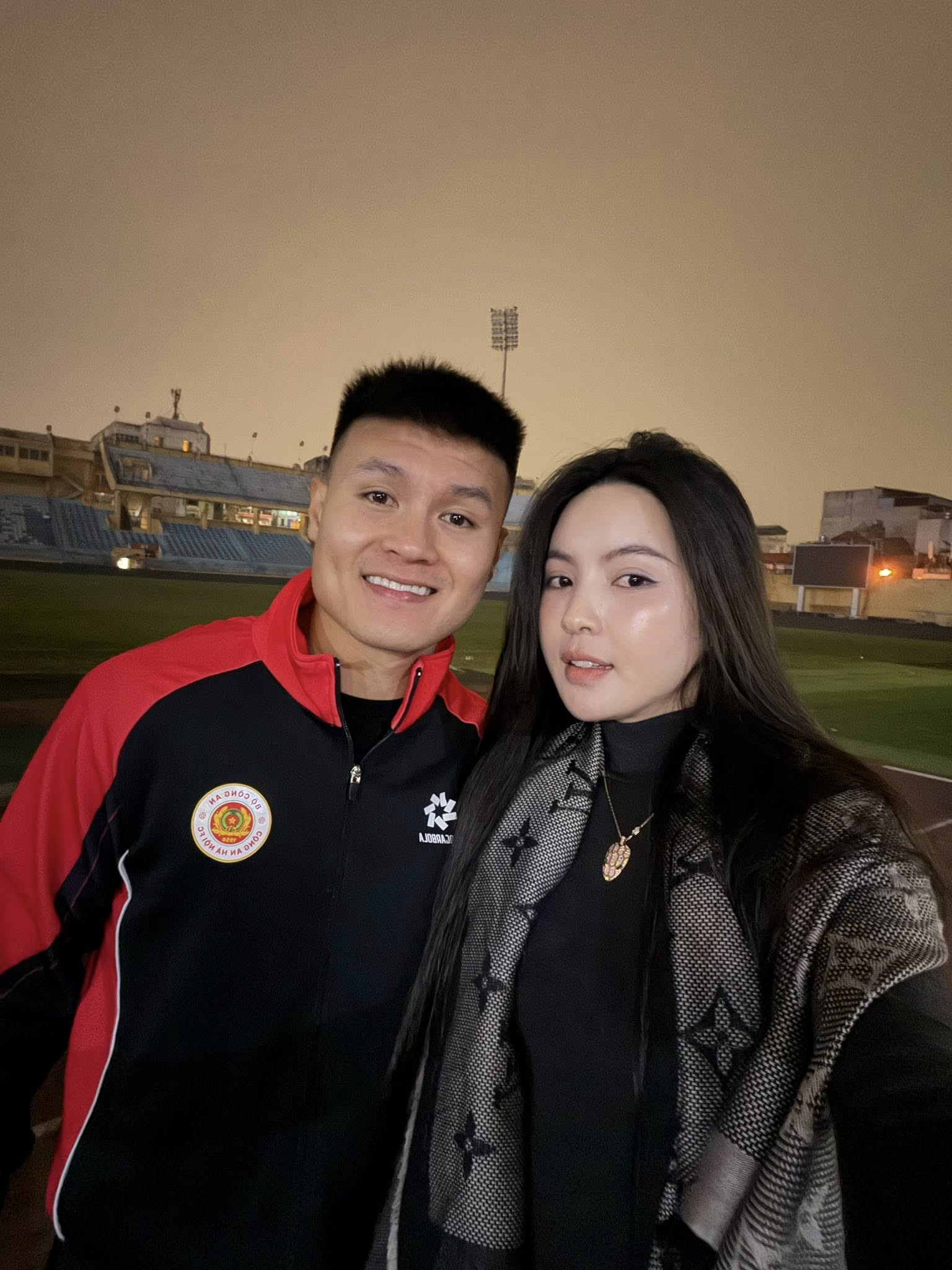 Bà xã Quang Hải khoe vòng cổ kim cương giá trị tiền tỷ trong phong cách thời trang 2026 - Ảnh 5.