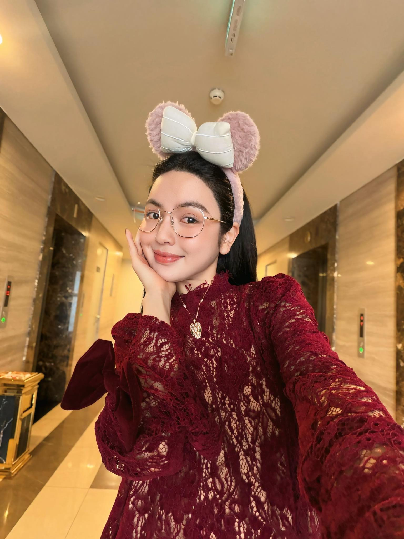 Bà xã Quang Hải khoe vòng cổ kim cương giá trị tiền tỷ trong phong cách thời trang 2026 - Ảnh 8.