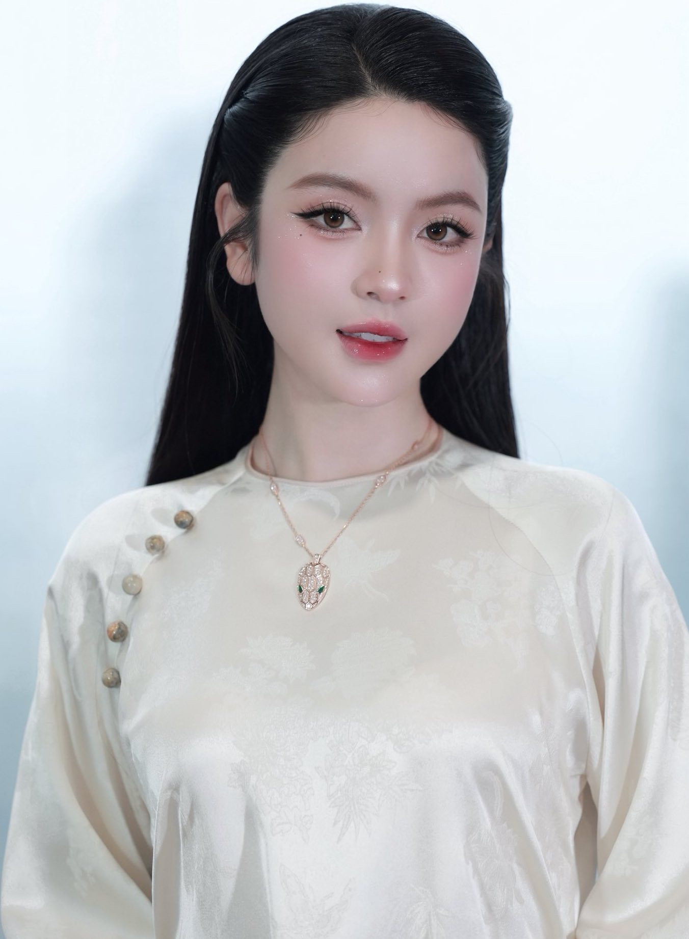 Bà xã Quang Hải khoe vòng cổ kim cương giá trị tiền tỷ trong phong cách thời trang 2026 - Ảnh 9.