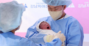 Cả làng ăn mừng chào đón em bé đầu tiên ra đời sau 17 năm