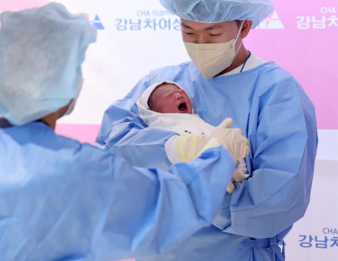 Cả làng ăn mừng chào đón em bé đầu tiên ra đời sau 17 năm插图1 ngoilang7.jpg