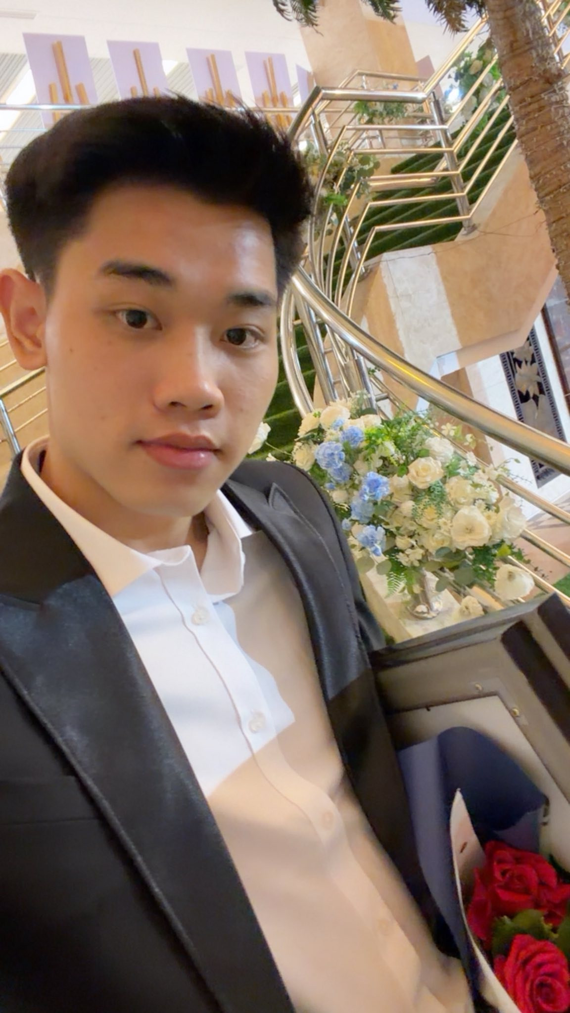 Đình Bắc diện vest bảnh bao tay ôm