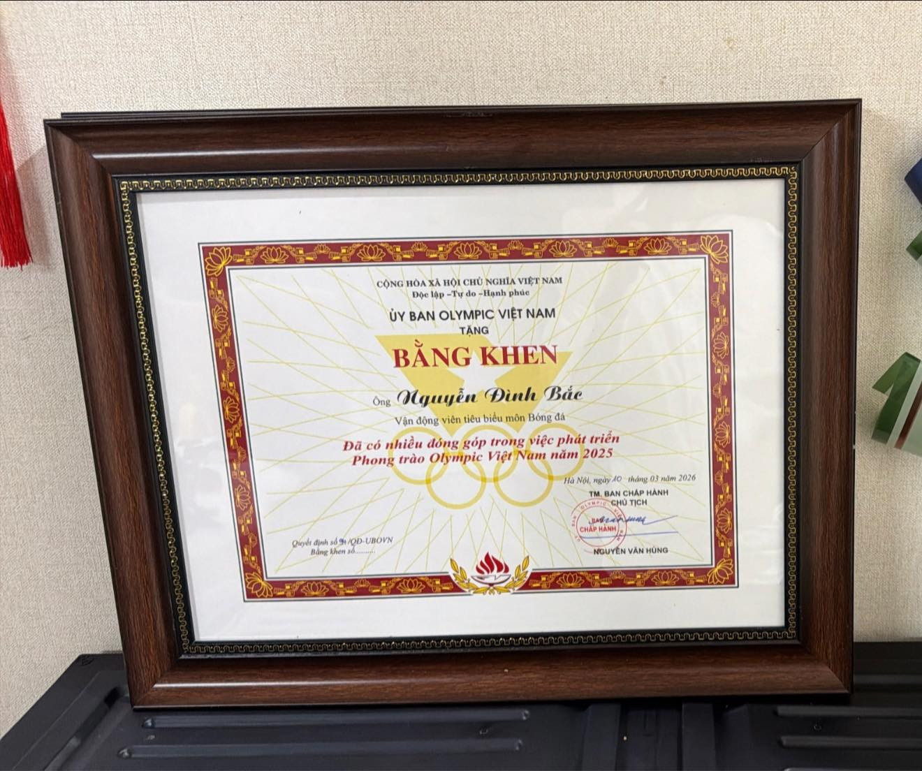 Đình Bắc diện vest bảnh bao tay ôm