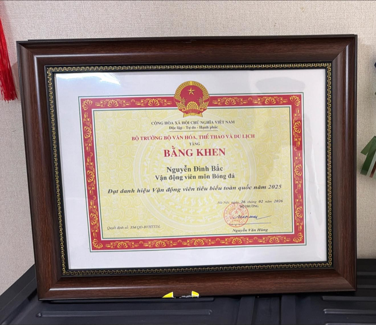 Đình Bắc diện vest bảnh bao tay ôm