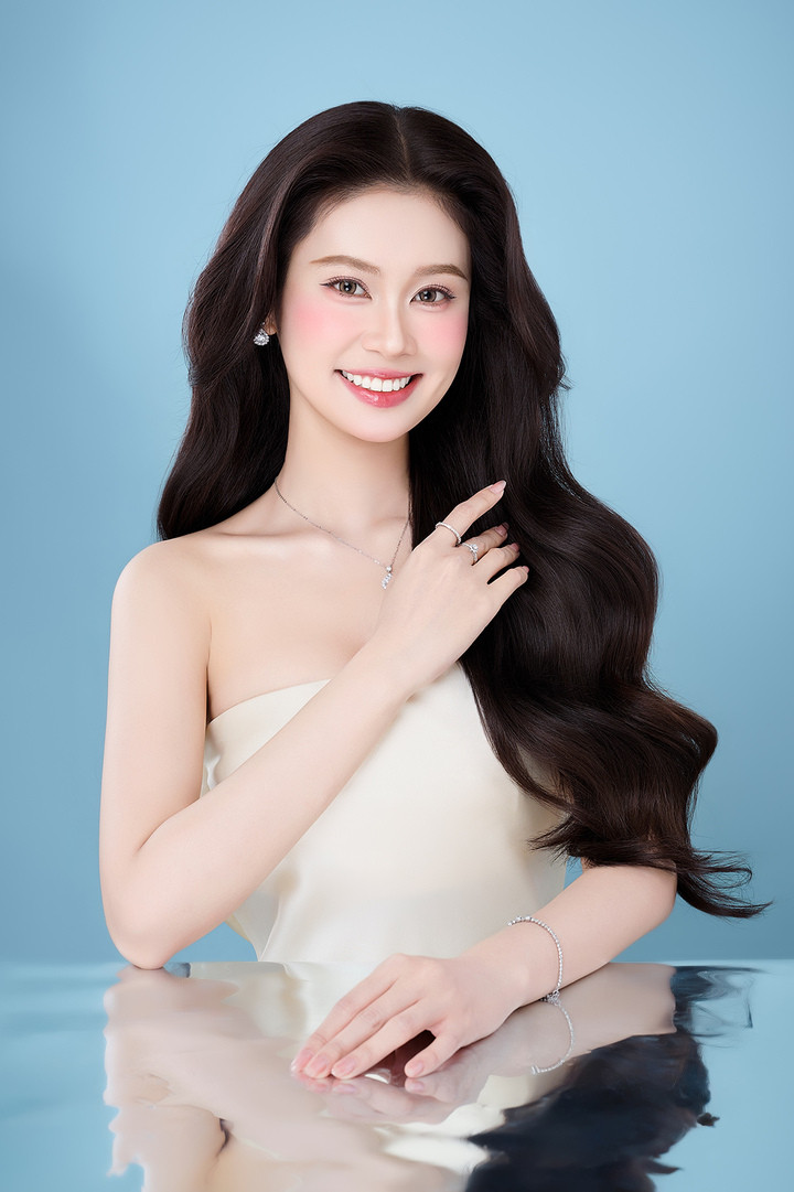 Lê Phương Quyên (SBD 255) dự đoán có cơ hội lớn giành chiến thắng nhờ sắc vóc, khả năng ăn nói và có dự án nhân ái nổi bật. Thí sinh 23 tuổi, quê Hải Phòng, cao 1m72, số đo ba vòng lần lượt là 82-61-94 cm. Người đẹp tốt nghiệp loại giỏi chương trình chất lượng cao, chuyên ngành Kinh doanh Quốc tế tại Đại học Ngoại thương với điểm GPA là 3.55/4. Cô từng đoạt Á khôi 1 Duyên dáng Ngoại thương 2023.