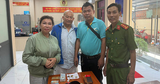 TPHCM: Công an giúp người phụ nữ tìm lại túi xách chứa tiền, vàng, kim cương