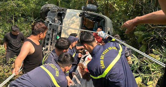 Công an Phú Thọ thông tin vụ lật xe khách chở 29 người ở Tam Đảo