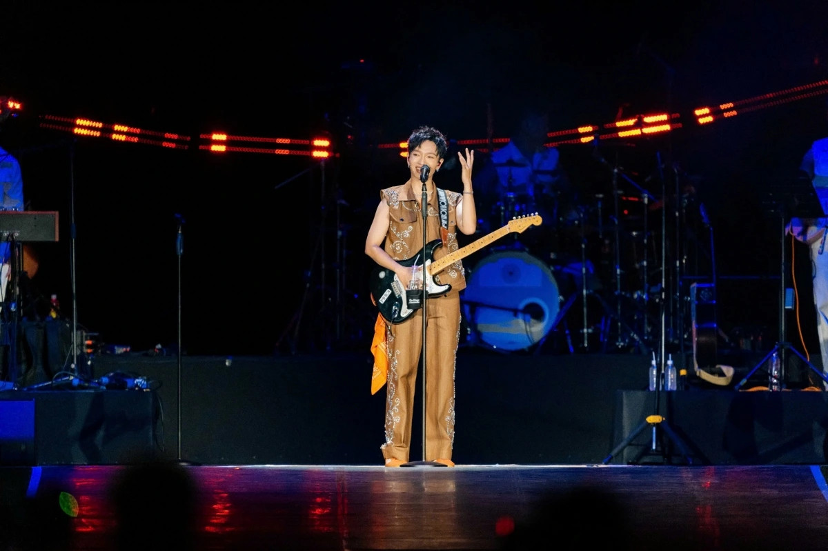 khoe nhan cuoi ngay tren san khau, hoang dung khien fan thi nhau cau hon hinh anh 3