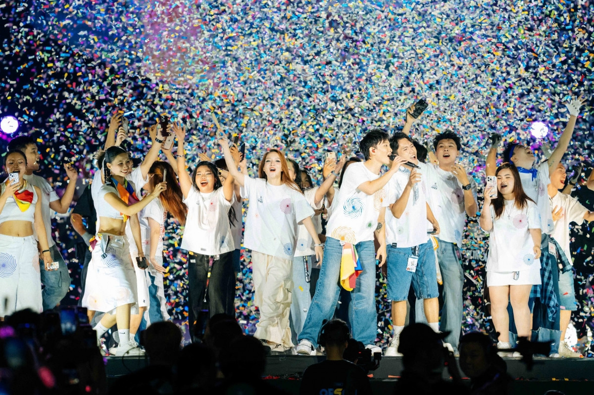 khoe nhan cuoi ngay tren san khau, hoang dung khien fan thi nhau cau hon hinh anh 8