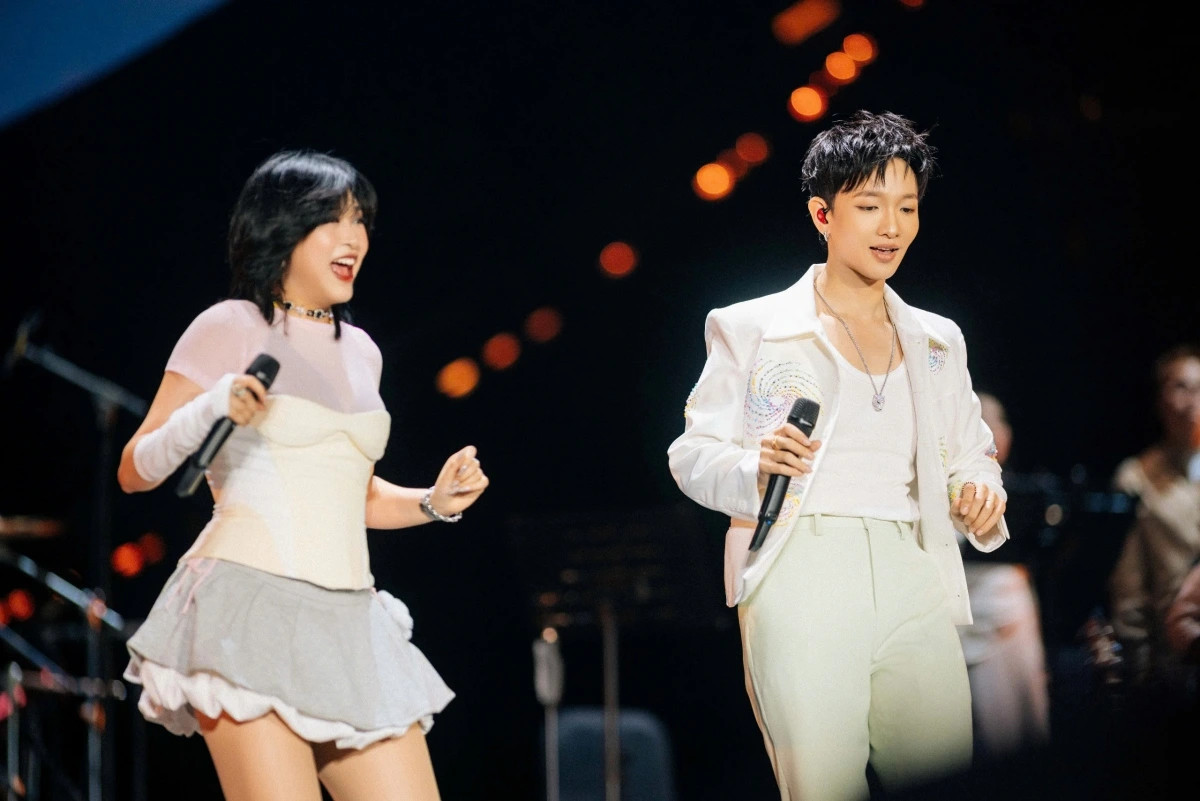 khoe nhan cuoi ngay tren san khau, hoang dung khien fan thi nhau cau hon hinh anh 7