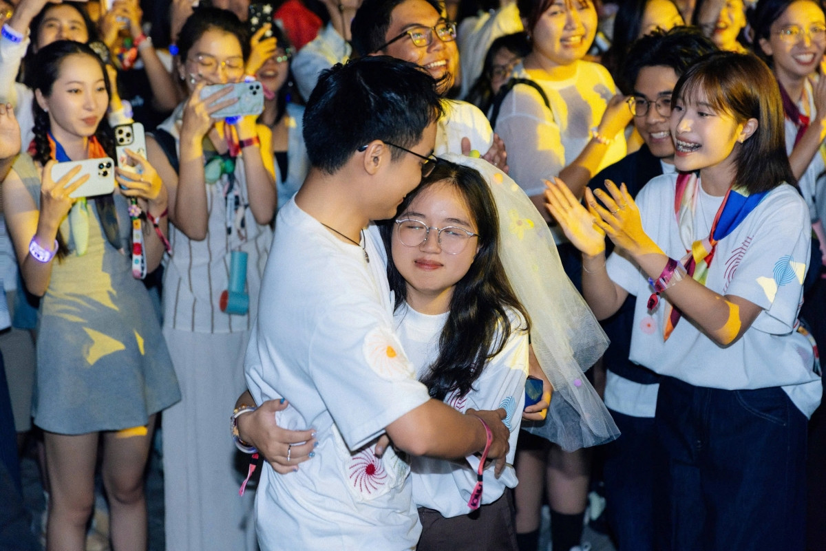 khoe nhan cuoi ngay tren san khau, hoang dung khien fan thi nhau cau hon hinh anh 5