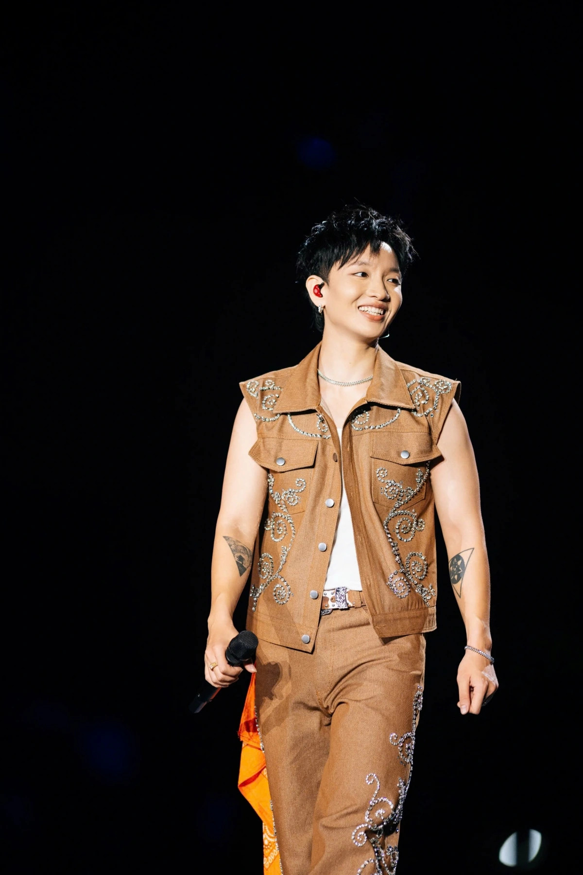 khoe nhan cuoi ngay tren san khau, hoang dung khien fan thi nhau cau hon hinh anh 1