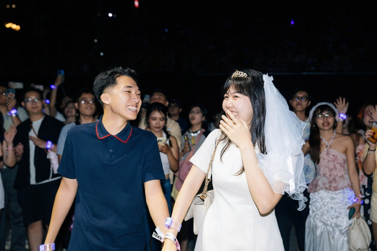 khoe nhan cuoi ngay tren san khau, hoang dung khien fan thi nhau cau hon hinh anh 4