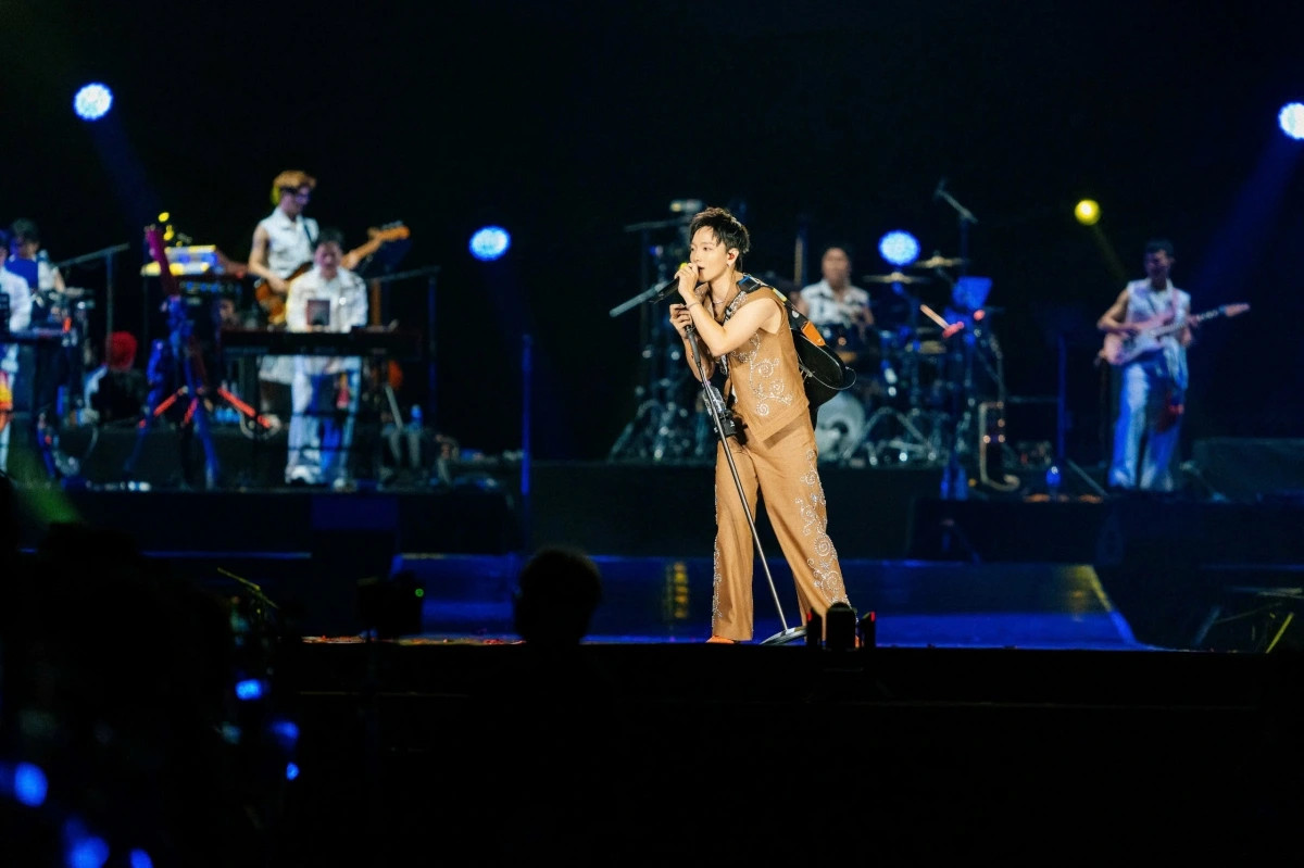 khoe nhan cuoi ngay tren san khau, hoang dung khien fan thi nhau cau hon hinh anh 2