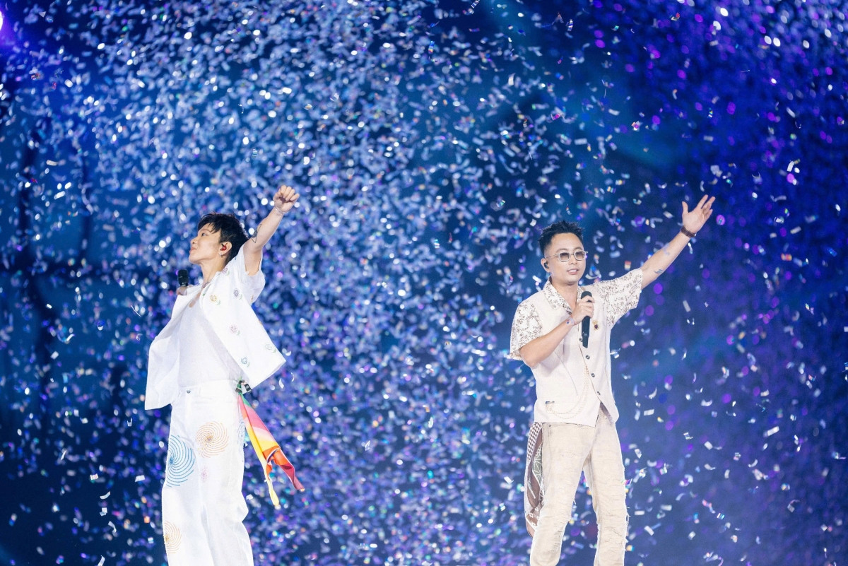 khoe nhan cuoi ngay tren san khau, hoang dung khien fan thi nhau cau hon hinh anh 6