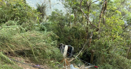 Lật xe khách chở 29 người ở Tam Đảo