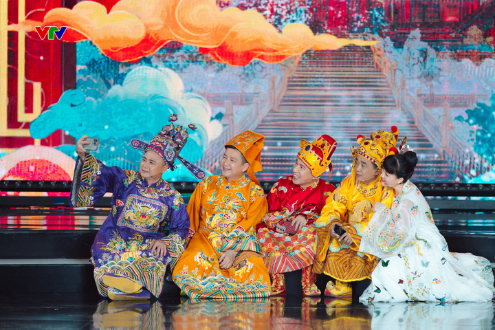 NSƯT Chí Trung chia sẻ: “Đây là lần hiếm hoi chúng tôi có dịp tái ngộ trong trang phục Táo quân. Dù chỉ có vài đêm ngắn ngủi để gấp rút chuẩn bị, mục tiêu lớn nhất của anh em nghệ sĩ là làm sống lại giai đoạn rực rỡ đã qua. Chúng tôi tâm niệm rằng, dẫu chỉ xuất hiện trong một khoảnh khắc trên sân khấu, mỗi nghệ sĩ đều phải “cháy” hết mình để giữ trọn vẹn hình ảnh Táo quân trong lòng công chúng”.