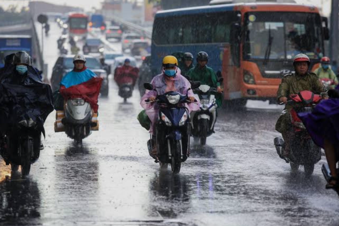 Miền Bắc mưa dông kèm gió giật, sắp đón nắng nóng gay gắt bao phủ trên diện rộng- Ảnh 1.