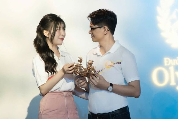 Tham gia Olympia cùng năm, cặp đôi 'đẹp đều' nên duyên, chụp ảnh cưới trên sân khấu