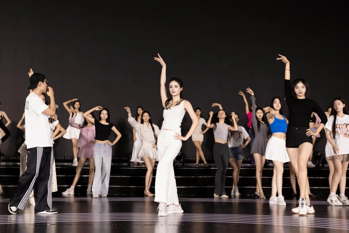 Y nhi, minh kien luyen tap cho dem chung ket miss world vietnam 2025 hinh anh 2