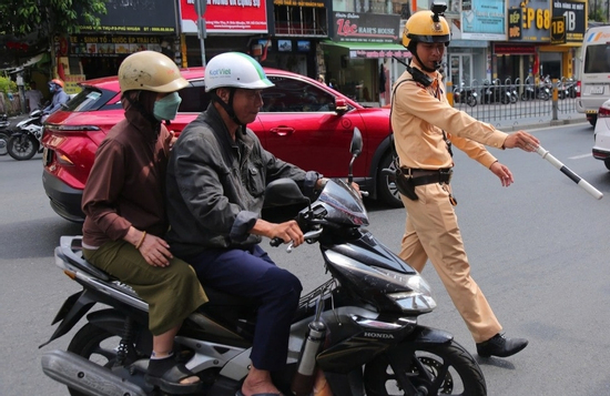 Cố tình 'tranh đường' với tàu hỏa, nhiều người bị CSGT TPHCM phạt nặng