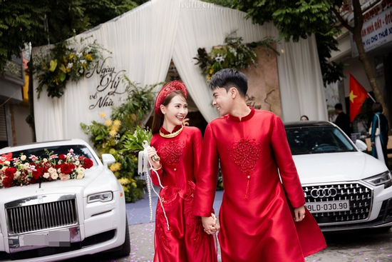 Đám hỏi MC Huyền Trang Mù Tạt và cầu thủ Đức Huy: Cô dâu, chú rể đẹp đôi trong sắc áo đỏ